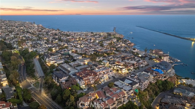 302 Carnation Avenue, Corona del Mar CA: https://media.crmls.org/medias/d3f271cf-905e-4827-a087-2da556a9a214.jpg