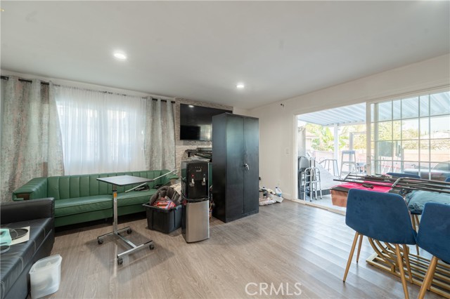 Detail Gallery Image 4 of 17 For 11214 Woodley, Granada Hills,  CA 91344 - 4 Beds | 2 Baths