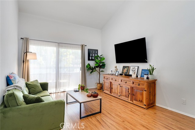 Detail Gallery Image 5 of 32 For 25003 Peachland Ave #212,  Newhall,  CA 91321 - 1 Beds | 1 Baths