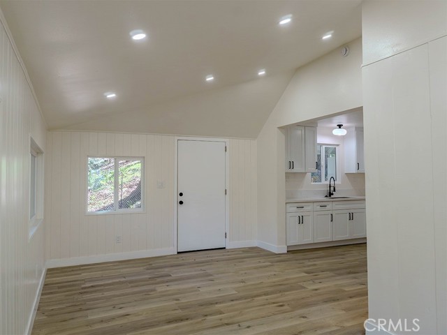 Detail Gallery Image 3 of 27 For 660 Acacia, Crestline,  CA 92325 - 2 Beds | 1 Baths