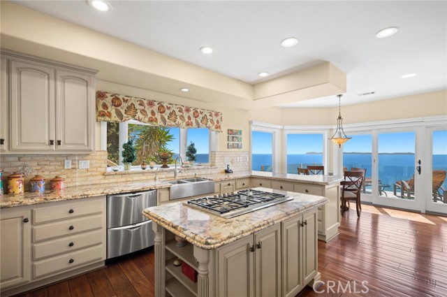 Highlights are led by an island, breakfast nook, a large pass-thru to the dining room, stunning views, and high-end Thermador, KitchenAid and Fisher & Paykel appliances.
