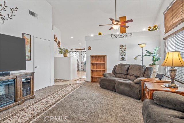 7483 Catalpa Avenue, Highland CA: https://media.crmls.org/medias/d3f895a9-a1dc-486a-9fa1-56c6200102e9.jpg