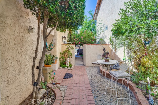 Detail Gallery Image 8 of 55 For 15915 Foothill Bld, Sylmar,  CA 91342 - 4 Beds | 3 Baths