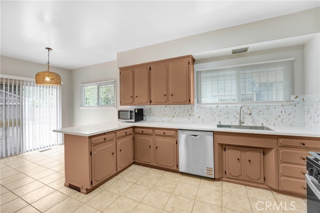142 S Ardmore Avenue, Los Angeles CA: https://media.crmls.org/medias/d3fcb6b4-915e-48de-a0c1-7043b6377259.jpg