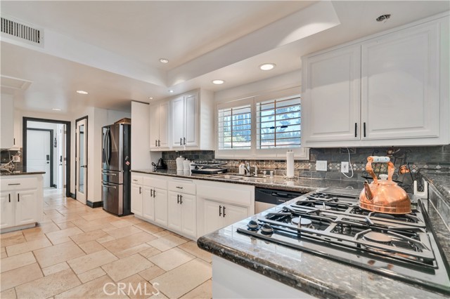 Detail Gallery Image 14 of 44 For 5067 Arundel Drive, Woodland Hills,  CA 91364 - 5 Beds | 4/1 Baths