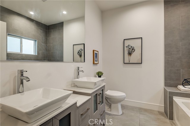 Detail Gallery Image 9 of 18 For 1364 S Ridgeley, Los Angeles,  CA 90019 - 3 Beds | 4 Baths