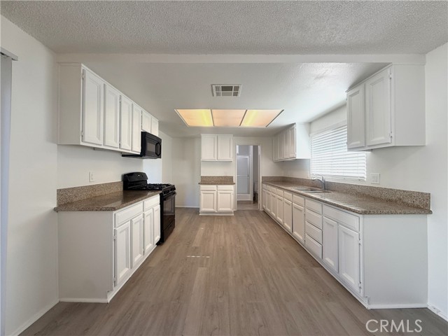 Detail Gallery Image 10 of 17 For 10358 Eldora Ave, Sunland,  CA 91040 - 2 Beds | 2 Baths