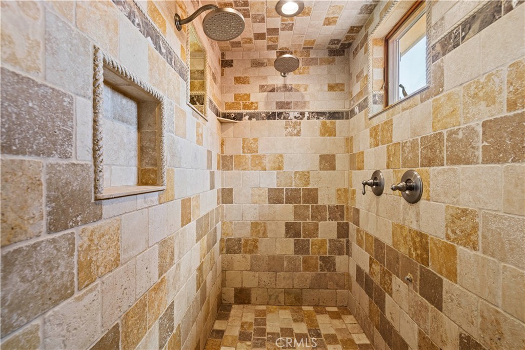 https://media.crmls.org/medias/d40837e3-22c1-4e66-91c2-da4cb3df8514.jpg?preset=X-Large