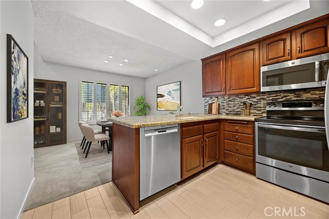 Detail Gallery Image 4 of 21 For 933 Creekside Dr #126,  Fullerton,  CA 92833 - 2 Beds | 2/1 Baths