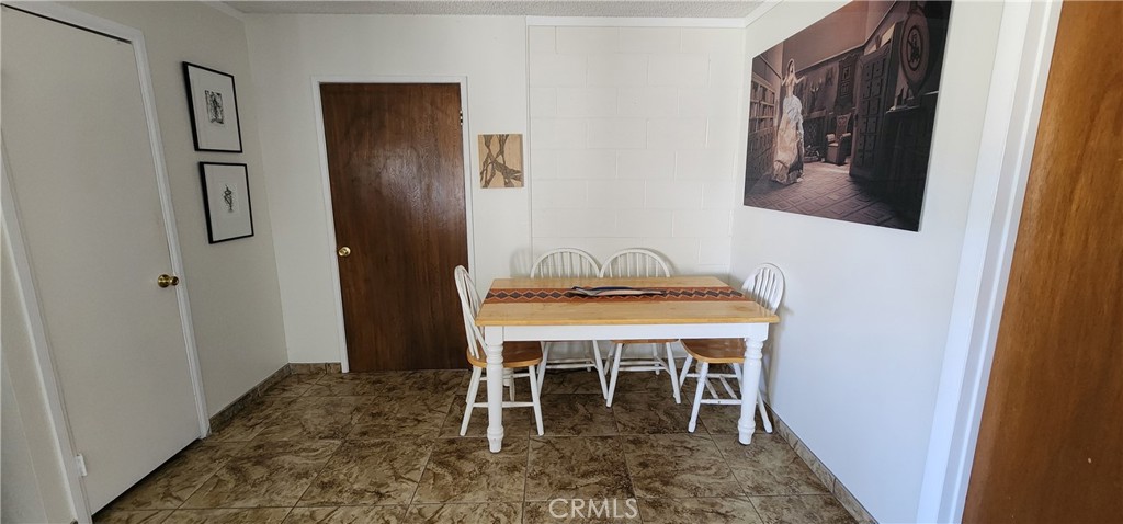 https://media.crmls.org/medias/d409e199-5608-45d7-bcd0-ac838f2b996e.jpg?preset=X-Large
