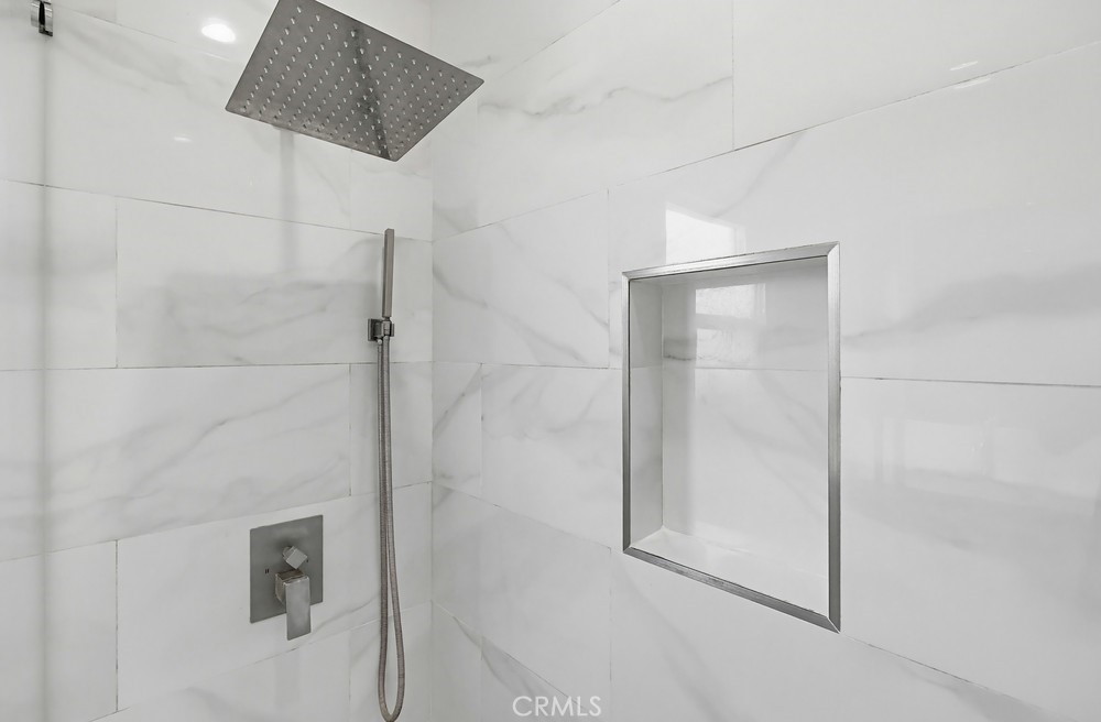https://media.crmls.org/medias/d40a9aac-fde9-4095-acb8-7f5e064bda21.jpg?preset=X-Large