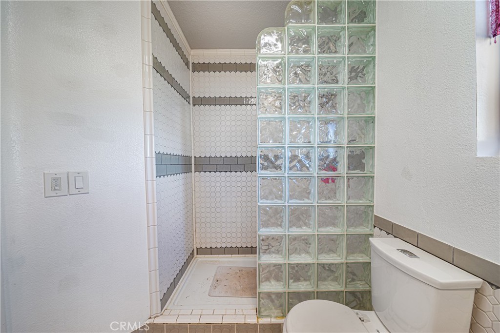 https://media.crmls.org/medias/d40b09ef-e517-43ee-8b13-28439c4cc930.jpg?preset=X-Large