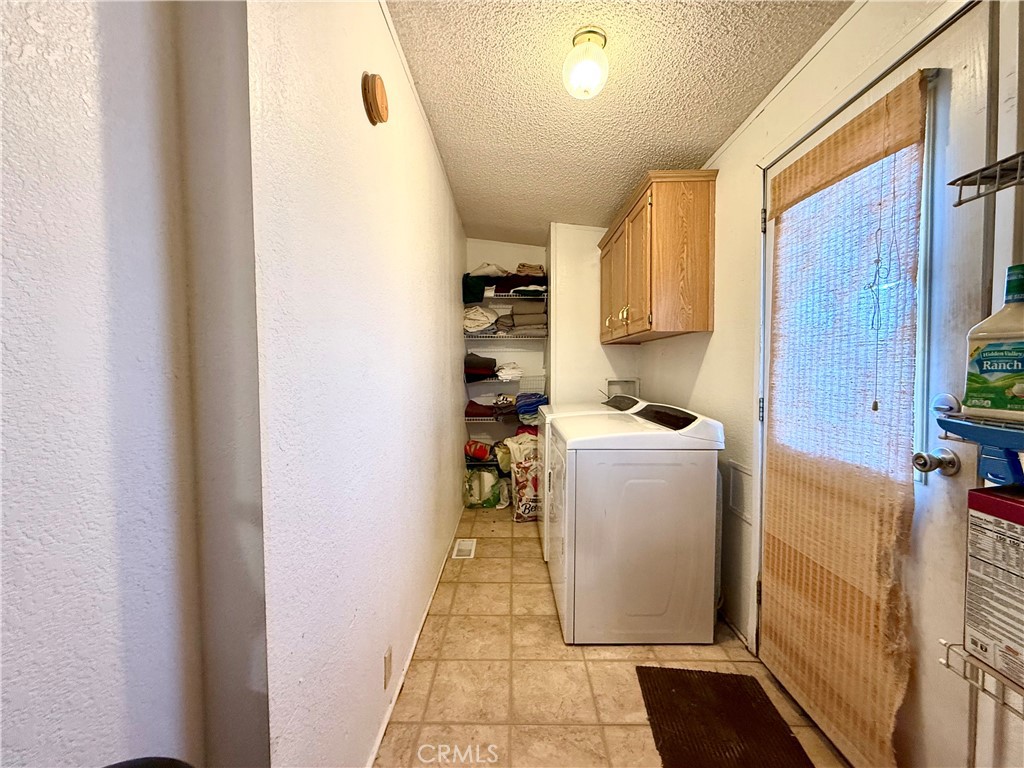 https://media.crmls.org/medias/d40ef41a-0e43-4f04-9553-52f6d2b25263.jpg?preset=X-Large