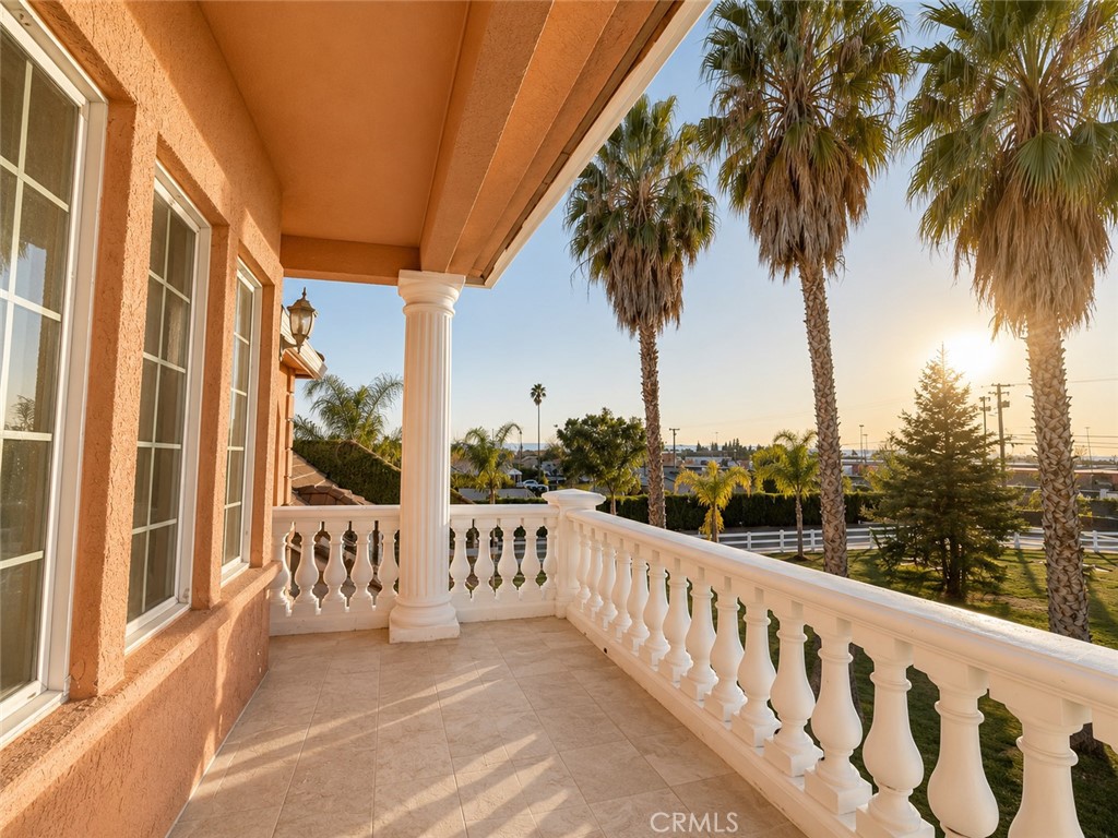 https://media.crmls.org/medias/d4107b2a-4331-4146-b7ef-04ed5d9bf865.jpg?preset=X-Large