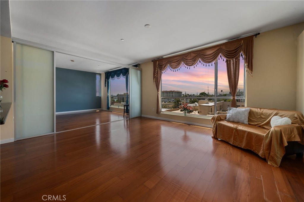 285 W. 6th Street, Unit #527