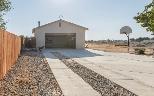 12386 Pawnee Road, Apple Valley CA: https://media.crmls.org/medias/d414f309-2641-4f61-a32b-b1028b8776d1.jpg
