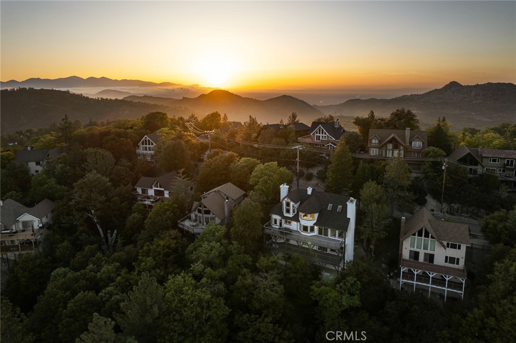 https://media.crmls.org/medias/d4173c16-b2de-4ec7-b40a-c84f82c61ba0.jpg?preset=X-Large
