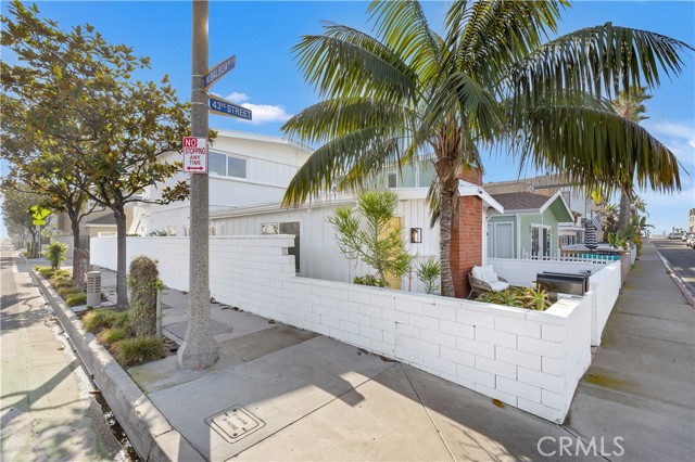 Detail Gallery Image 2 of 27 For 130 43rd, Newport Beach,  CA 92663 - – Beds | – Baths