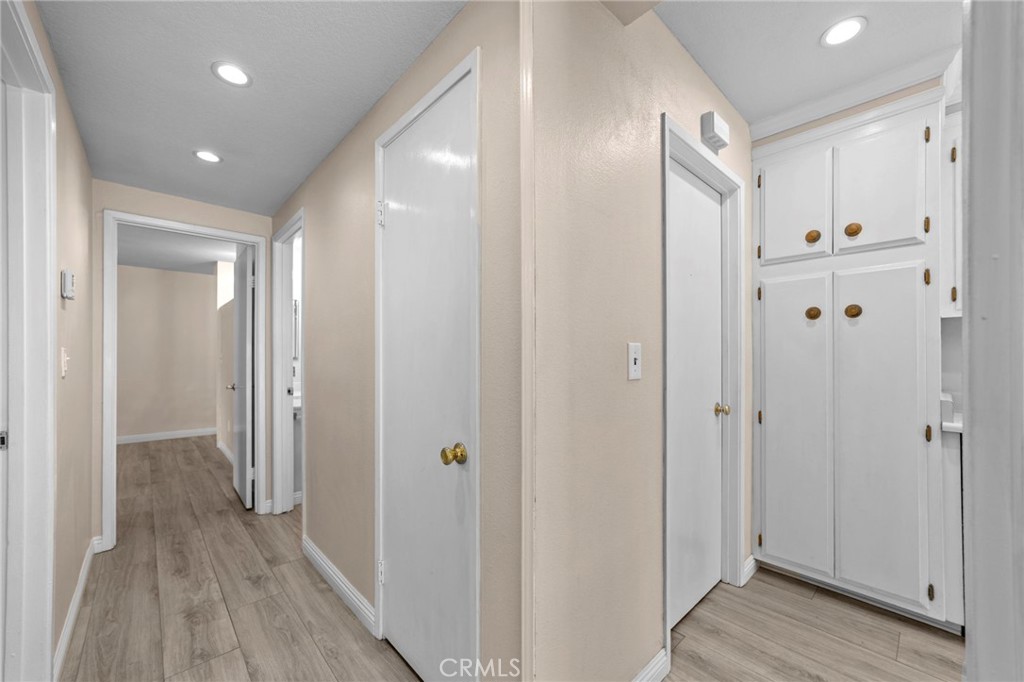 https://media.crmls.org/medias/d41d2c4a-7bd3-4d53-ac00-32f37b4cfa3e.jpg?preset=X-Large