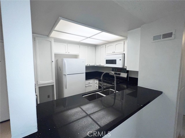 Detail Gallery Image 13 of 37 For 7800 Topanga Canyon #212,  Canoga Park,  CA 91304 - 2 Beds | 2 Baths