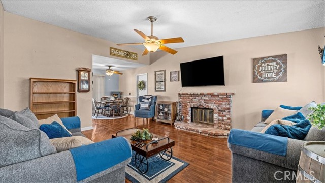 Detail Gallery Image 6 of 36 For 18432 Mindanao St, Bloomington,  CA 92316 - 3 Beds | 2 Baths