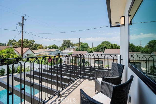 521 N Sparks Street, Burbank CA: https://media.crmls.org/medias/d423a2f4-4add-423c-af9d-f74175839b73.jpg