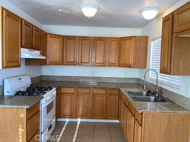 Detail Gallery Image 4 of 14 For 13757 Greenwood Pl #1,  Victorville,  CA 92395 - 3 Beds | 2 Baths