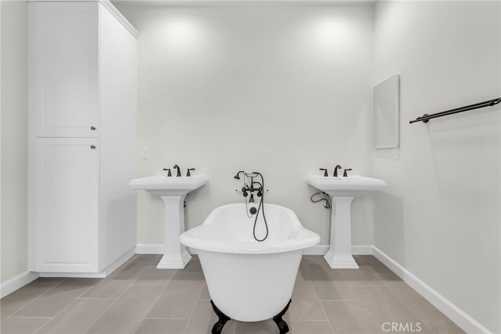 https://media.crmls.org/medias/d4252fd6-4fa1-4f5e-97c4-6d5379d08eec.jpg?preset=X-Large