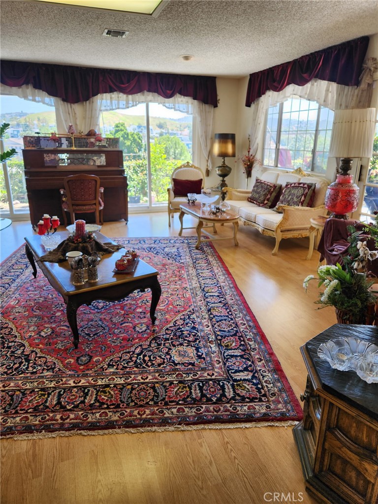 https://media.crmls.org/medias/d42673a5-eff1-4622-b227-128bac9f1179.jpg?preset=X-Large