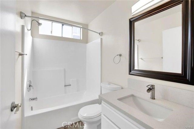 Detail Gallery Image 9 of 16 For 4406 Cahuenga Bld #202,  Toluca Lake,  CA 91602 - 2 Beds | 2 Baths