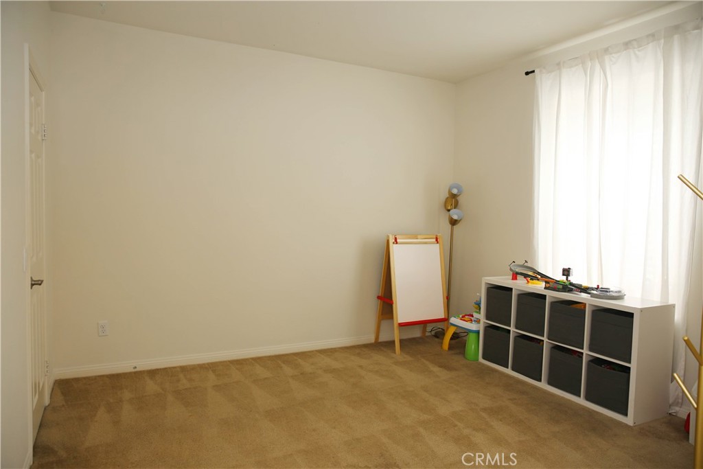 https://media.crmls.org/medias/d42b2c58-8aac-47f9-a512-29e001f121c6.jpg?preset=X-Large