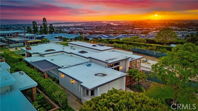 21 Beachcomber Drive, Corona del Mar CA: https://media.crmls.org/medias/d42e3102-4c0b-4741-b7d0-69a79c577100.jpg