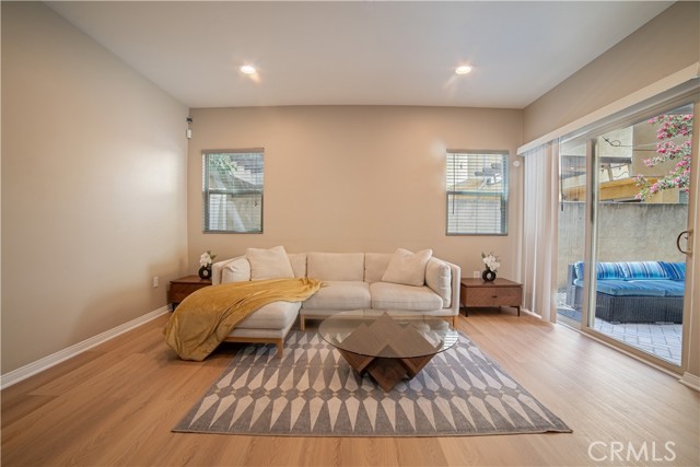 Detail Gallery Image 12 of 27 For 14554 Kittridge St, Van Nuys,  CA 91405 - 3 Beds | 3 Baths