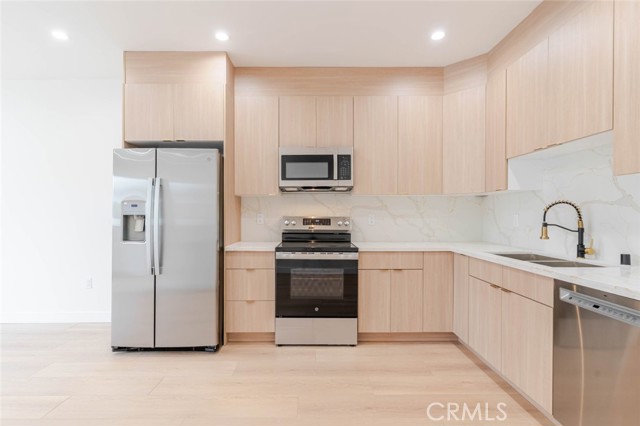 Detail Gallery Image 8 of 21 For 6215 Sylvia Ave, Tarzana,  CA 91335 - 3 Beds | 2 Baths