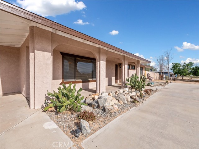 Detail Gallery Image 2 of 40 For 14005 Apple Valley Rd, Apple Valley,  CA 92307 - 3 Beds | 2 Baths
