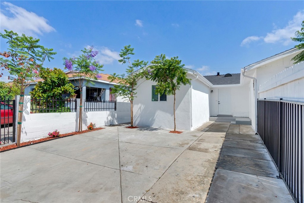 1143 E 106th Street