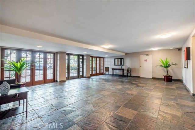 1339 North Columbus Avenue, 225 photo 2