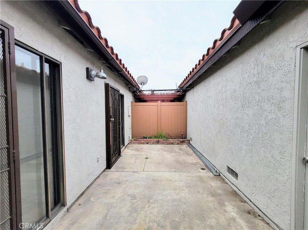 https://media.crmls.org/medias/d437c628-11f2-40e9-8edd-615b59984367.jpg?preset=X-Large