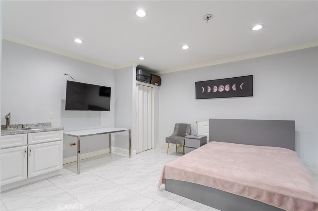 https://media.crmls.org/medias/d4392ada-35bc-4925-b088-41a8eaa8b5ae.jpg?preset=X-Large