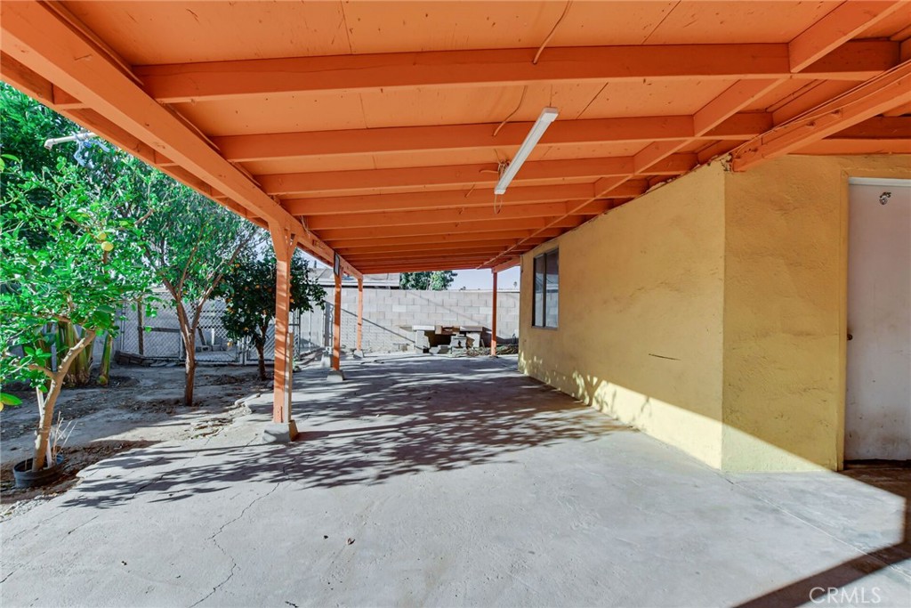 https://media.crmls.org/medias/d43ca77a-cf71-4cf9-9bba-dd7abba89e0d.jpg?preset=X-Large