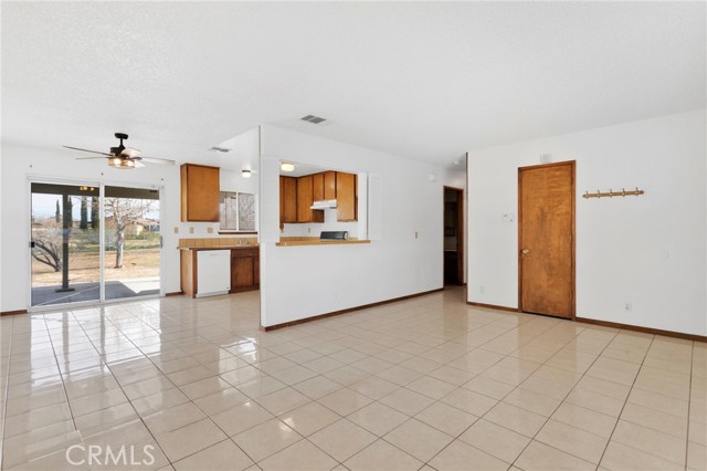 Detail Gallery Image 6 of 34 For 16463 Solvang Ave, Victorville,  CA 92394 - 3 Beds | 2 Baths