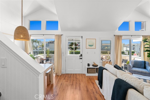 Detail Gallery Image 8 of 41 For 19 Beach Dr, Newport Beach,  CA 92663 - 2 Beds | 2 Baths