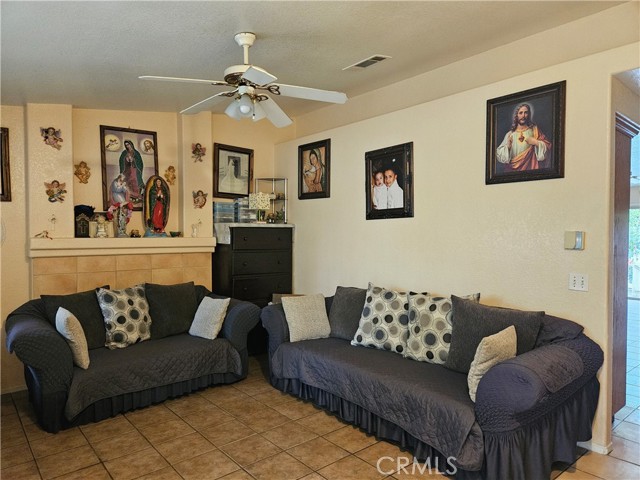 Detail Gallery Image 3 of 18 For 519 E Walnut St, Santa Ana,  CA 92701 - 4 Beds | 2 Baths
