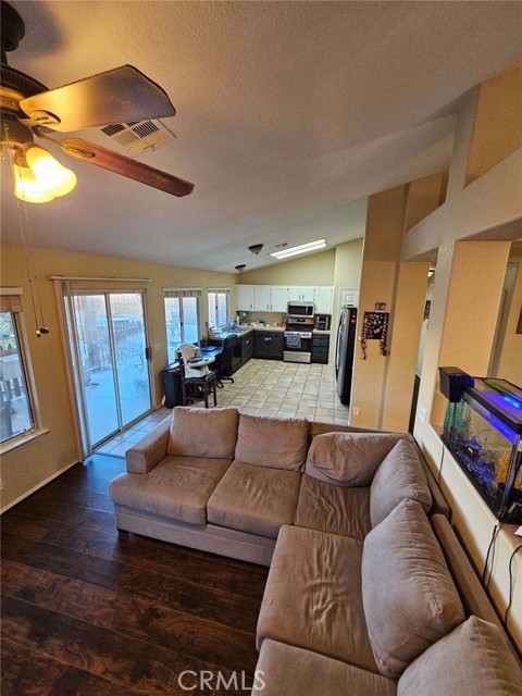 Detail Gallery Image 12 of 39 For 13240 Country Ct, Victorville,  CA 92392 - 3 Beds | 2 Baths