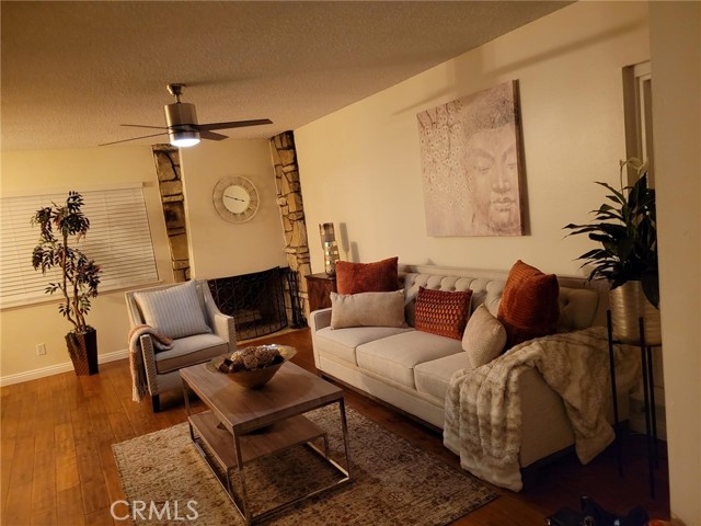 Detail Gallery Image 3 of 19 For 208 W 37th, Long Beach,  CA 90807 - 2 Beds | 2 Baths