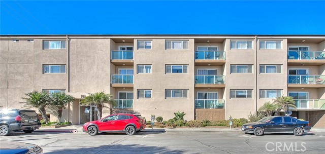 Detail Gallery Image 1 of 24 For 15 15th St #13,  Hermosa Beach,  CA 90254 - 2 Beds | 2 Baths