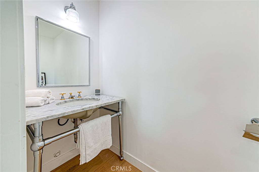 https://media.crmls.org/medias/d440e297-d7fb-42a9-a801-2c5fa72e1d63.jpg?preset=X-Large