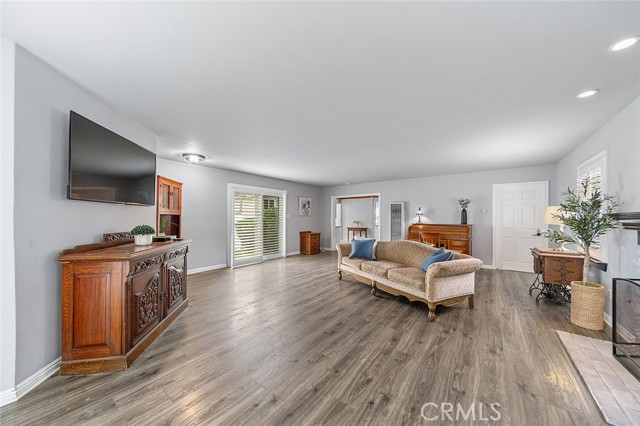 1917 N Britton Drive, Long Beach CA: https://media.crmls.org/medias/d44119ef-7008-4497-bc34-9cbbf45f5031.jpg