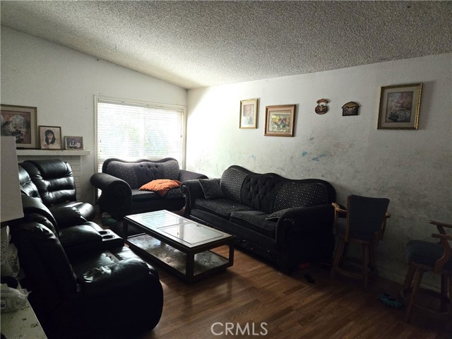 Detail Gallery Image 3 of 12 For 9089 Palm Ln, Fontana,  CA 92335 - 4 Beds | 2 Baths