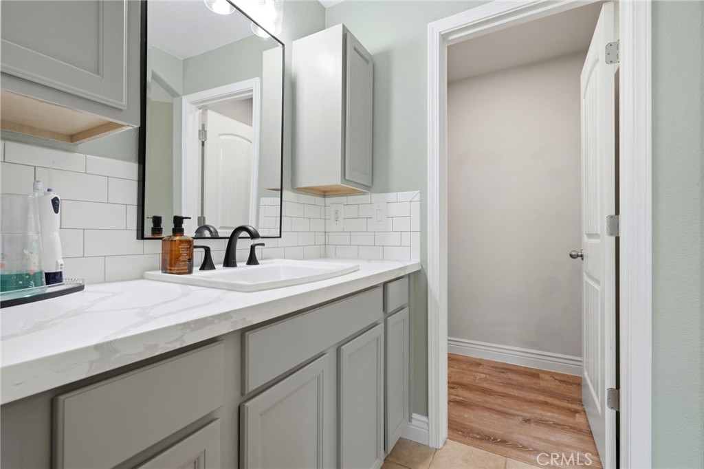 https://media.crmls.org/medias/d449106a-a2e2-4782-85cc-d97d85926f59.jpg?preset=X-Large